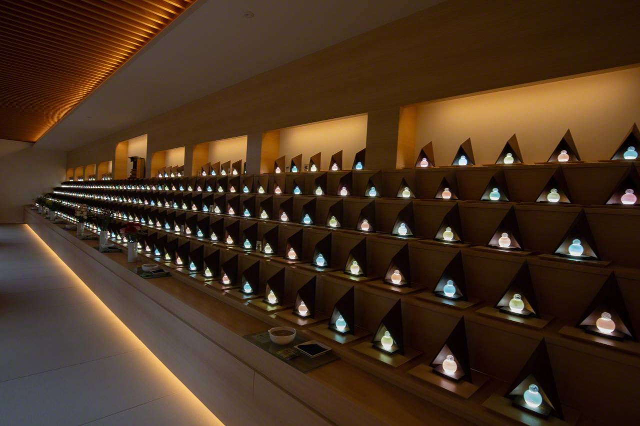 Urns permeated by light resemble stars in the evening sky. (© Ōnishi Naruaki)