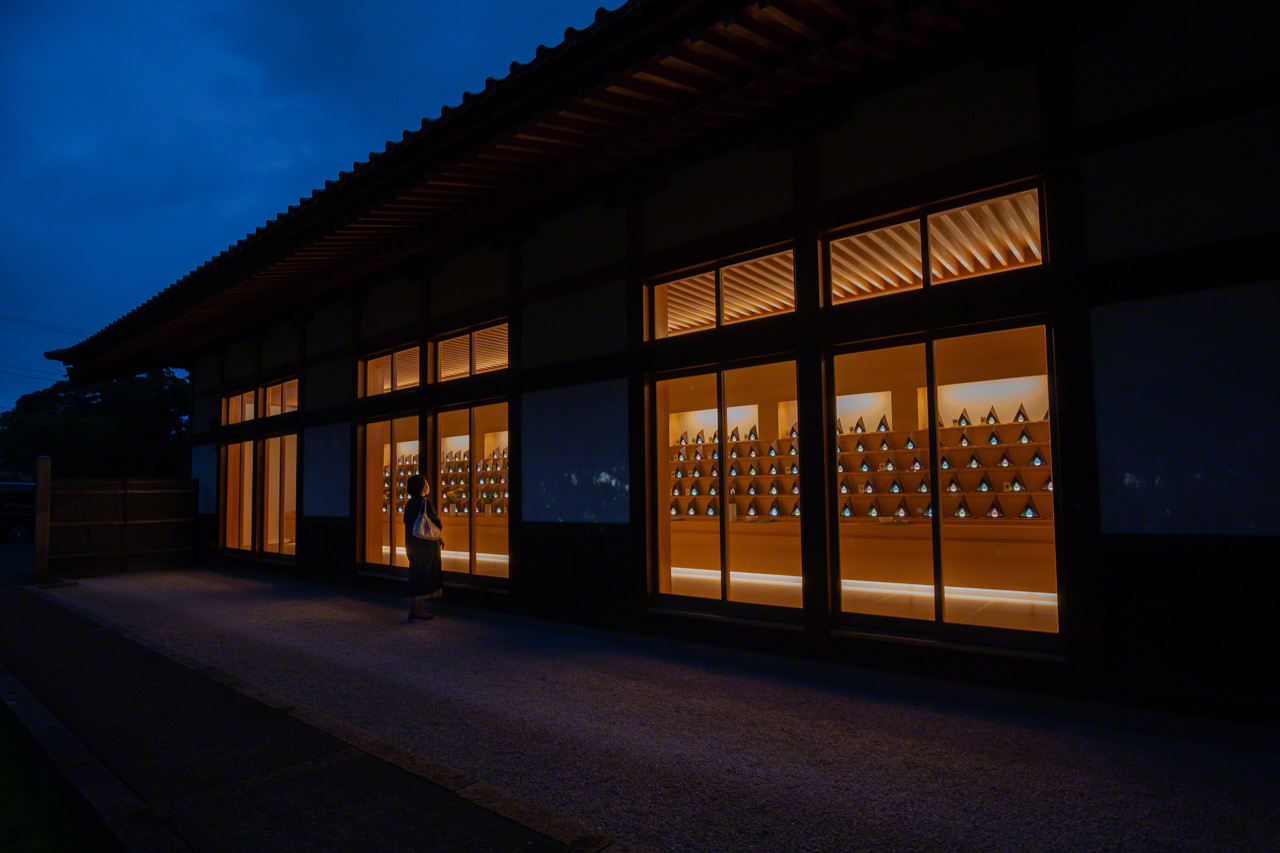 A woman stood praying before the ossuary for a long time as dusk turned to night. (© Ōnishi Naruaki)