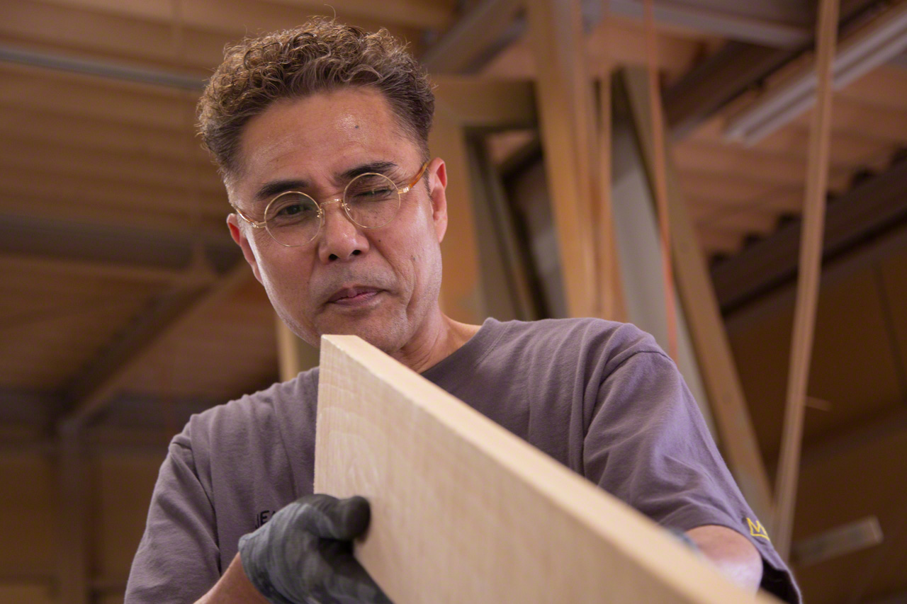 Yasuda makes a point of “reading” and “listening” to each piece of wood he uses. (© Ōnishi Naruaki)