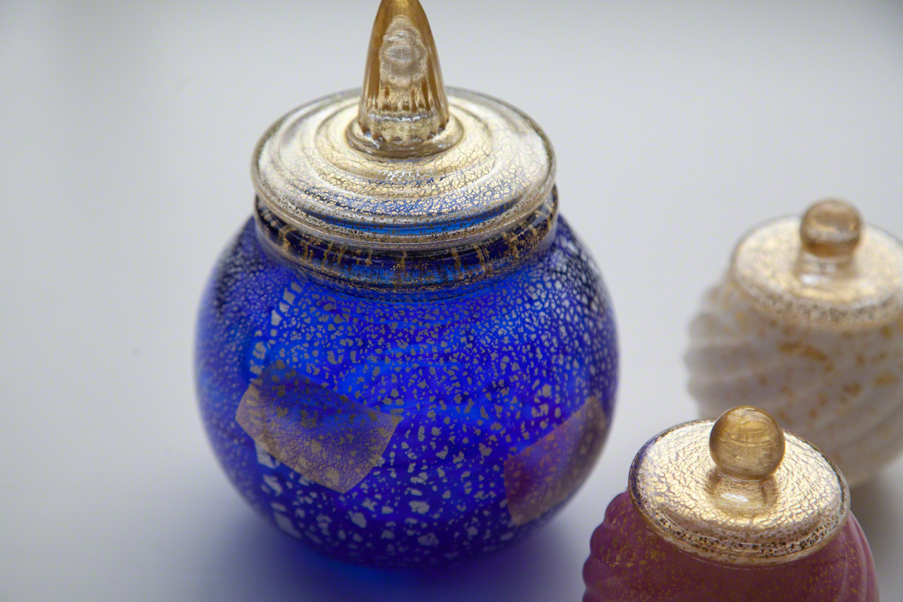 The Art Glass urn is produced by glassblowers. (© Ōnishi Naruaki)