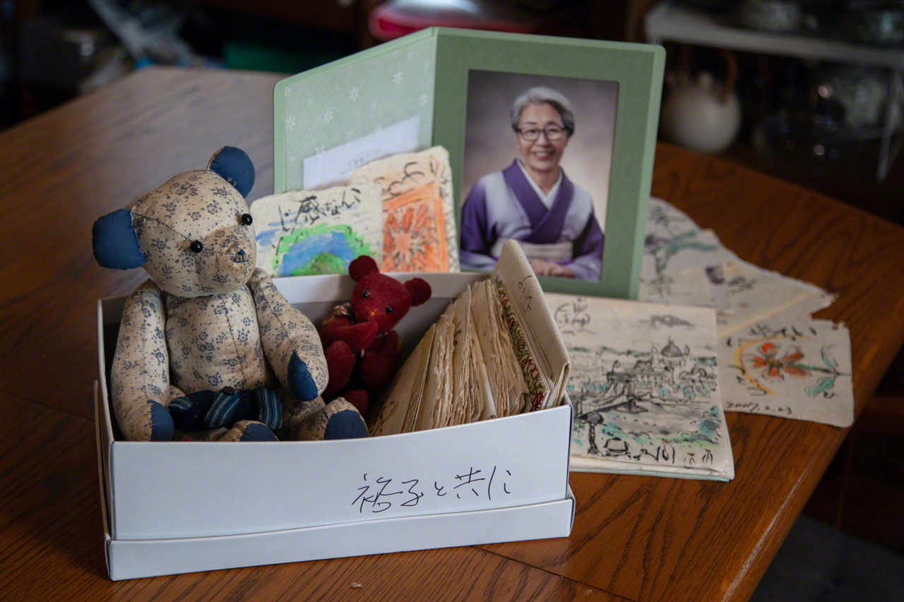 Yoshida-san has prepared a boxful of things she wants to be put in her coffin, marked “To go with Hiroko.” (© Ōnishi Naruaki)