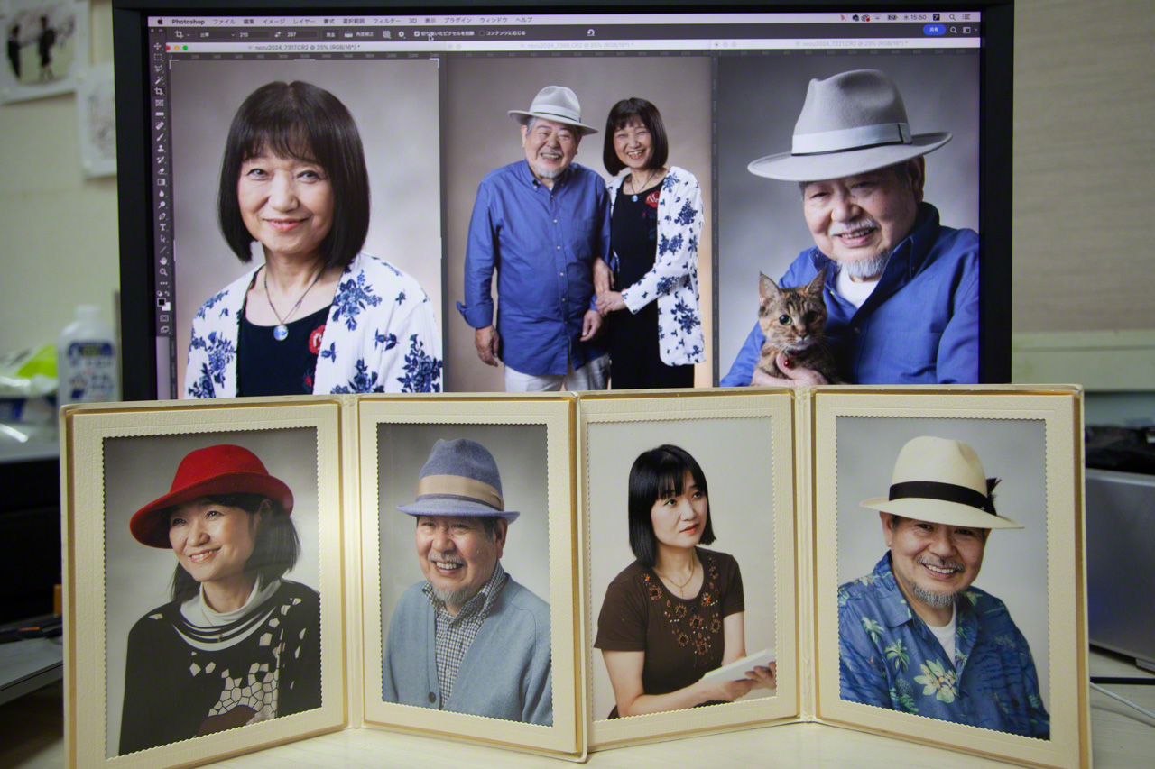 The pictures at front right were taken 16 years ago, the ones on the left 11 years ago. On the monitor in the back are the latest updates. (© Ōnishi Naruaki)