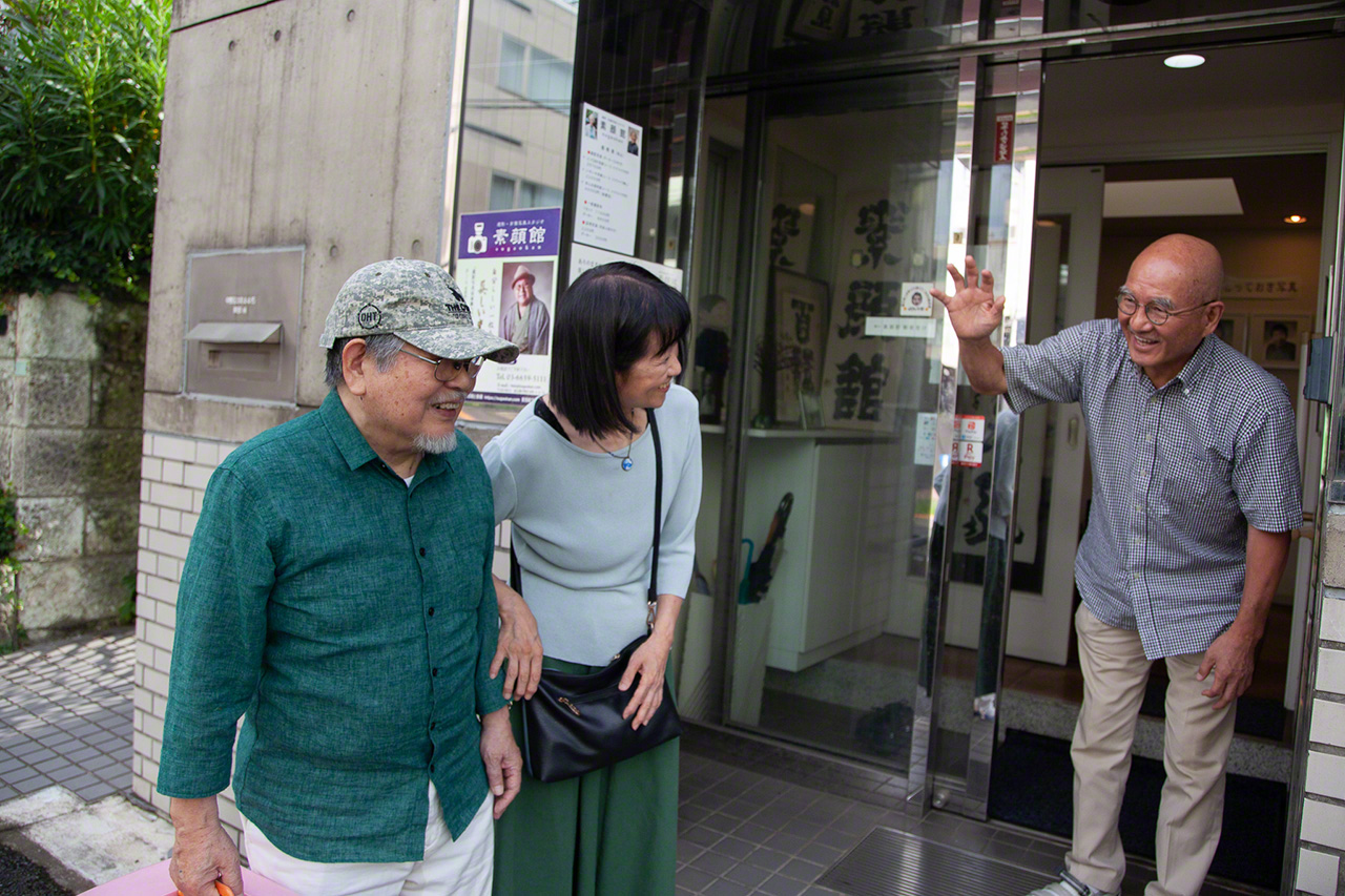 After the shoot, Nozu sees off his customers, hoping to meet again in a few years’ time. (© Ōnishi Naruaki)