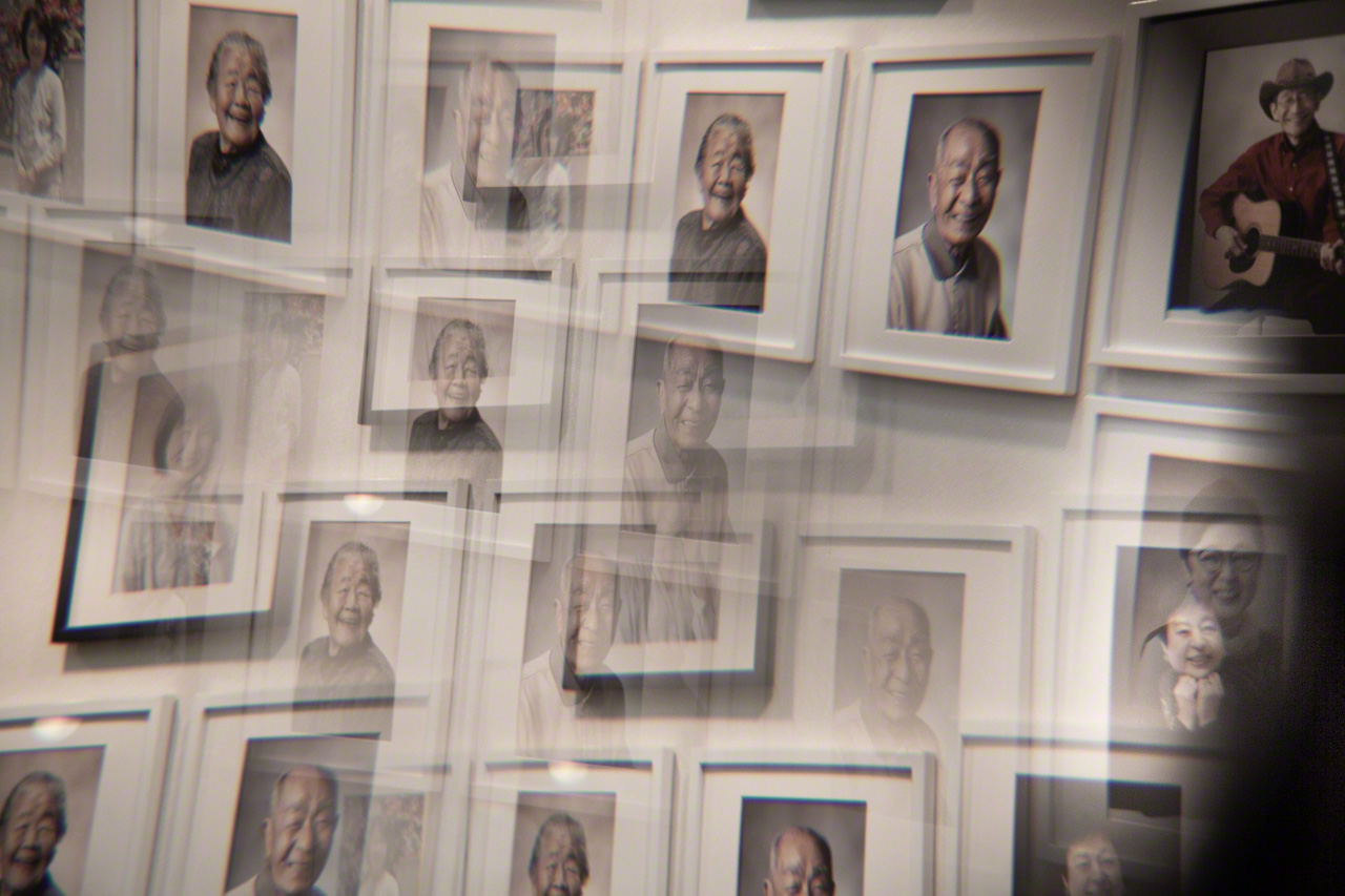 Photos on display at Sugaokan: ordinary pictures as long as the person in them is still alive, they become iei or memorial portraits after the person’s death. (© Ōnishi Naruaki)