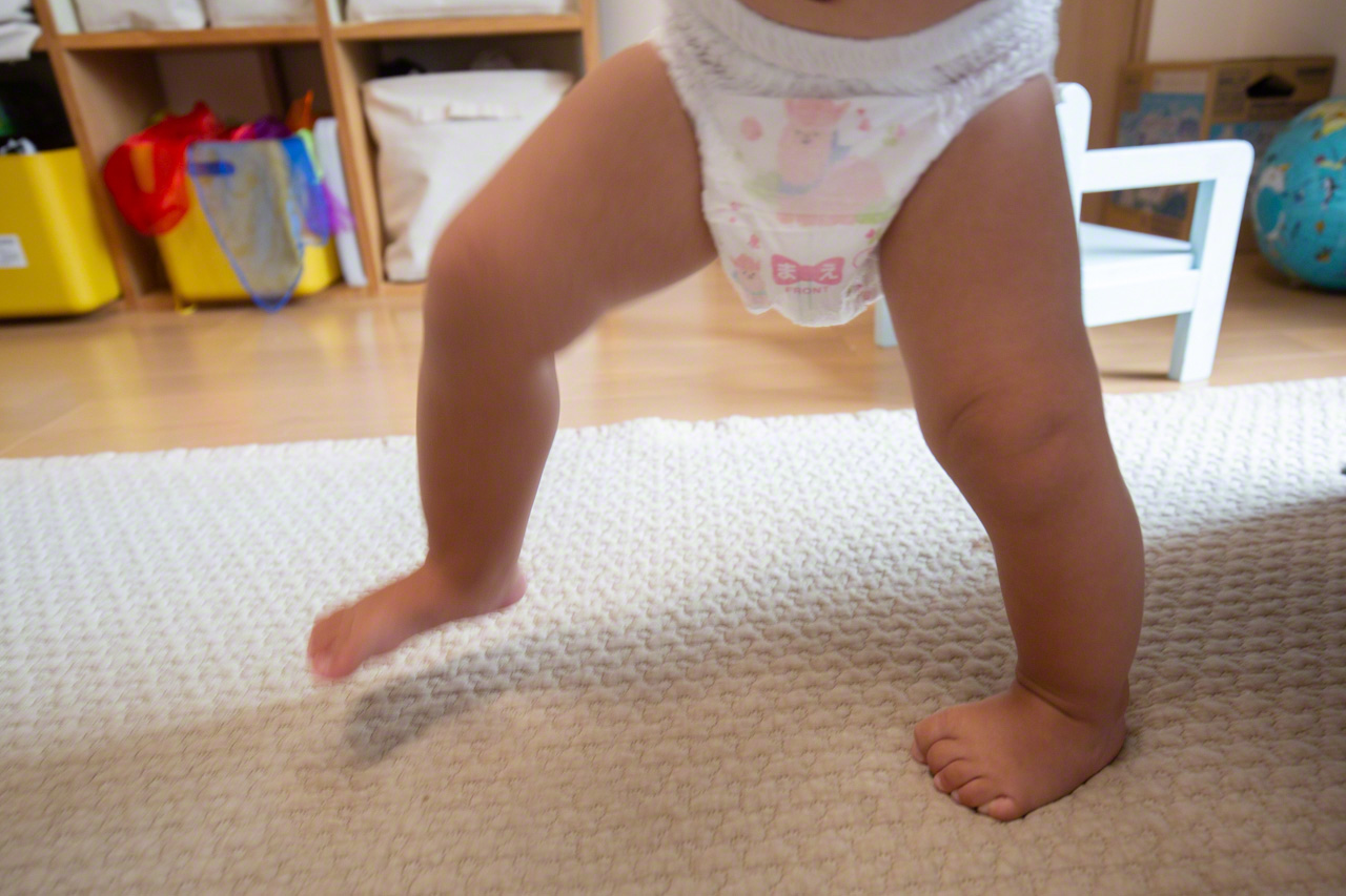 The Cogy is powered by the primitive “stepping reflex” seen in infants. When the sole of one foot touches the floor, the other leg involuntarily moves. This reflex recedes as the brain develops. (© Ōnishi Naruaki)