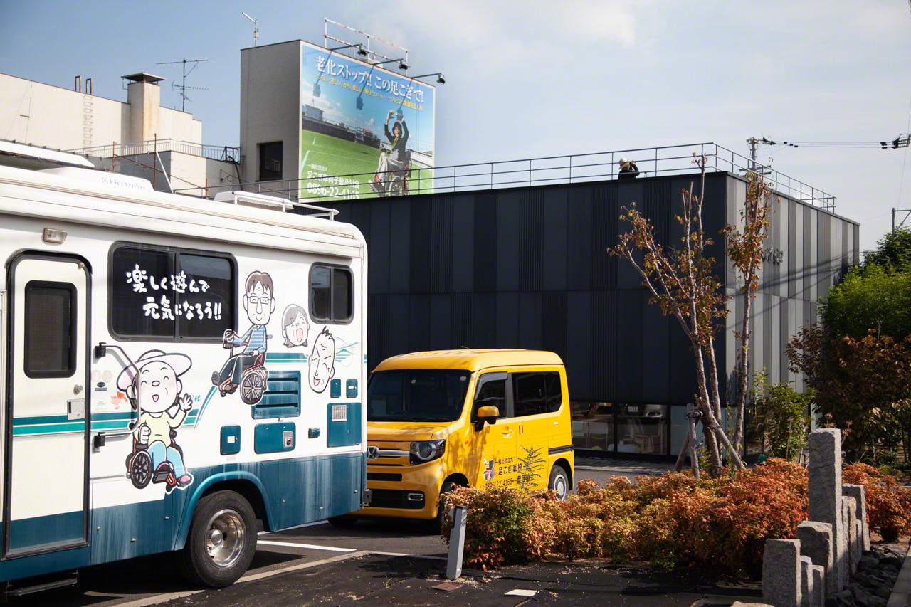 Daycare Hikari’s colorful RV promises fun and good health. (© Ōnishi Naruaki)