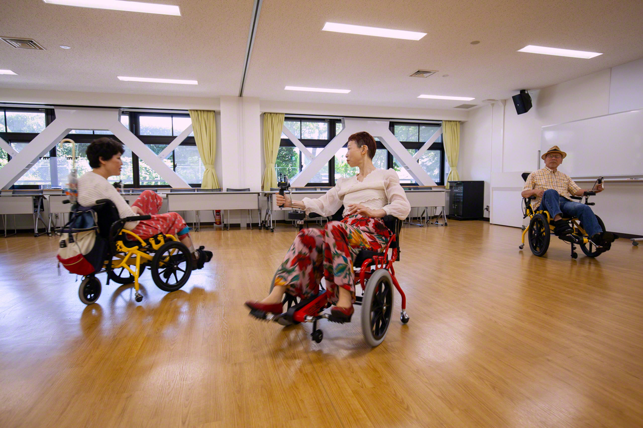 The rehab facility’s Cogy dance team rehearses for the fall recital, dancing to the original song “Yuke yuke Cogy” (Go, Go, Cogy). (© Ōnishi Naruaki)