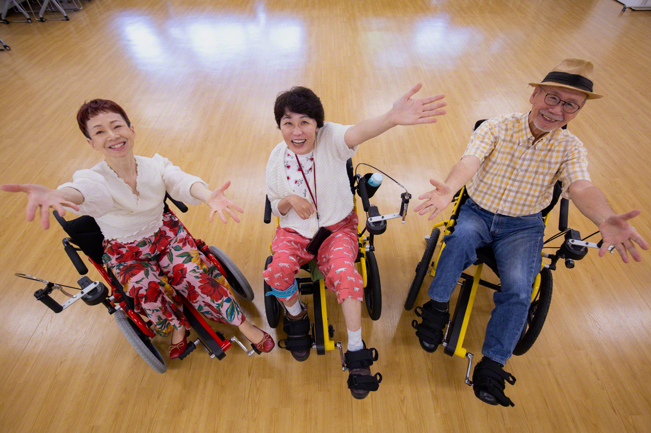 From left, Yufuki Rei, Aya, and Baku of Daycare Hikari’s Cogy Dancers. (© Ōnishi Naruaki)