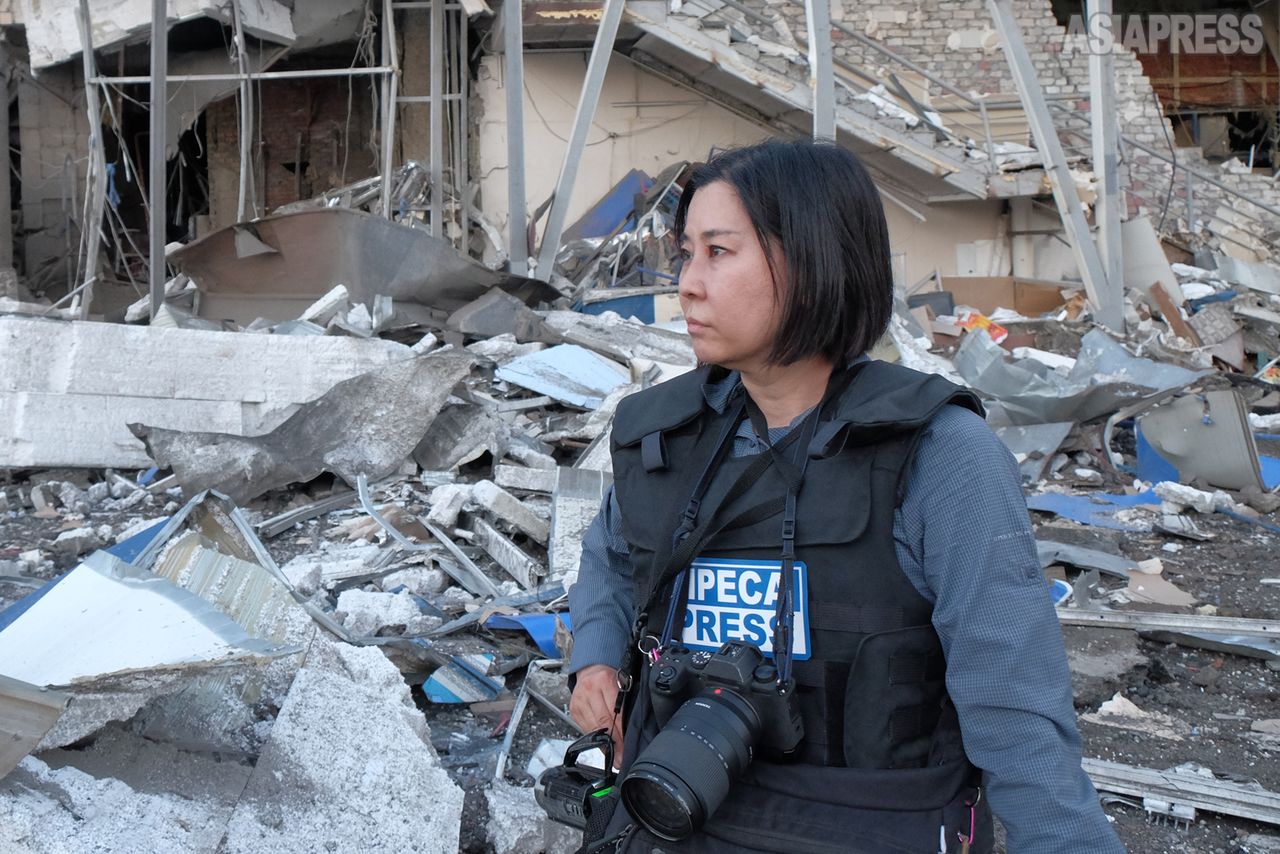 Tamamoto Eiko reporting in Mykolaiv, Ukraine, in 2022. (© Asiapress International)