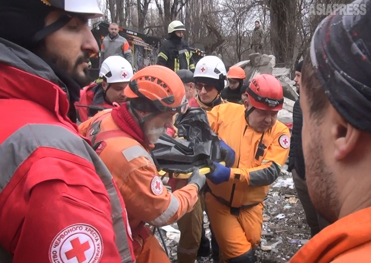 The body of a young child was pulled from the ruins of an Odessa housing complex destroyed by drone attacks. (© Tamamoto Eiko)