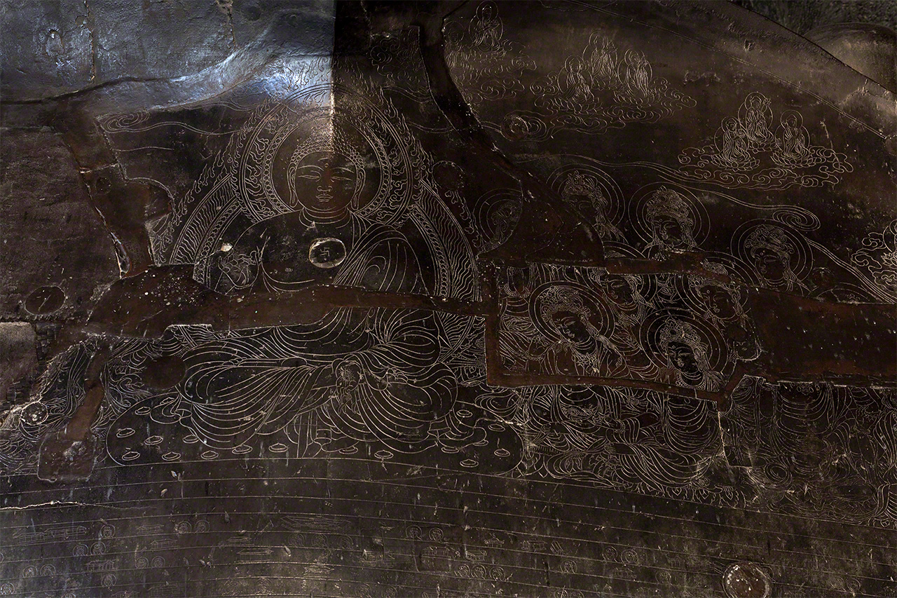 An original hairline engraving, carved into one of the lotus petals at the base of the Great Buddha. The engraving shows Shakyamuni preaching the law to a crowd of bodhisattvas. In Kegon Buddhism, the historical Buddha is regarded as a manifestation of Vairocana, the Great Buddha. The high position of the lotus petals means they cannot be seen by visitors, so replicas are displayed at ground level. (© Muda Tomohiro)