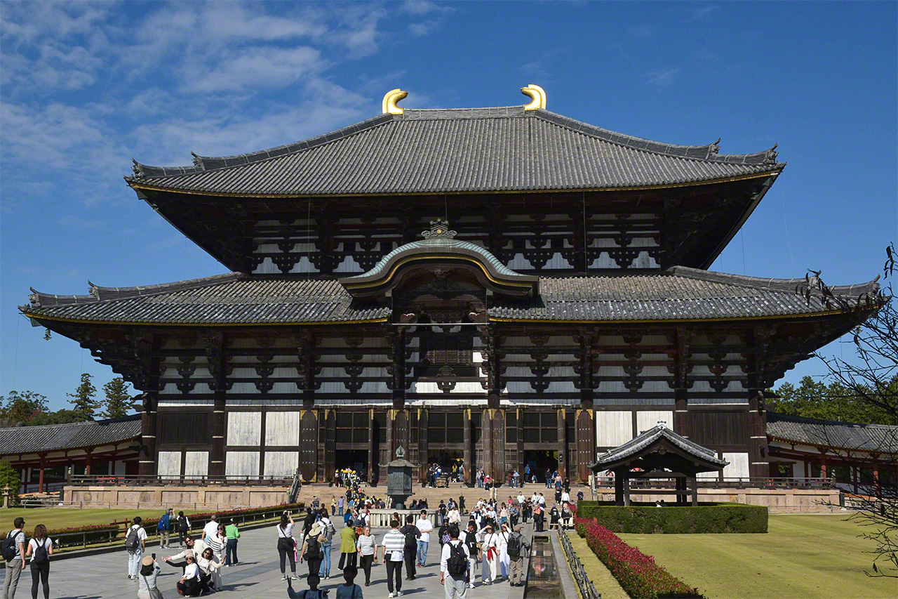 The present Great Buddha Hall (Daibutsu-den) was completed in 1706 after its predecessor was destroyed by fire. The Great Buddha was exposed to the elements for some time before the new hall could be completed. (© Muda Tomohiro)