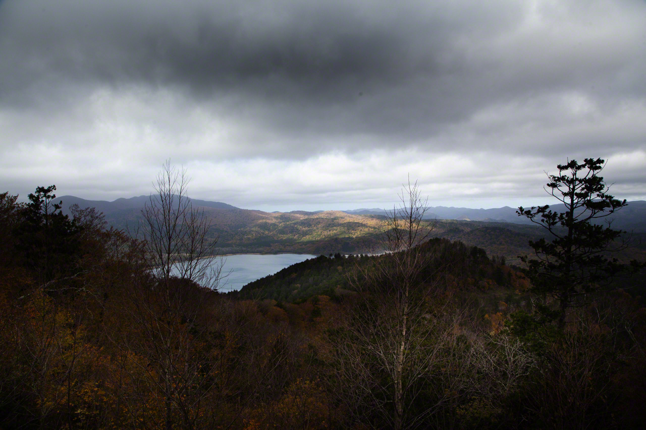 The sacred Osorezan rises around Usoriko in the northernmost reaches of Aomori Prefecture. (© Ōnishi Naruaki)