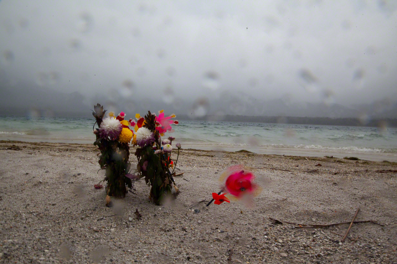 The shores of Usoriko are strewn with offerings to the dead, including pinwheels intended to comfort the lonely souls of departed children. (© Ōnishi Naruaki)