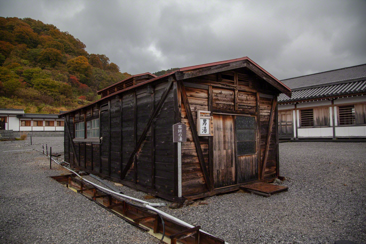 A rustic bath house on the temple grounds provides visitors with access to Yakushinoyu (named after the Buddha of healing), one of Osorezan’s sulfur springs. (© Ōnishi Naruaki)