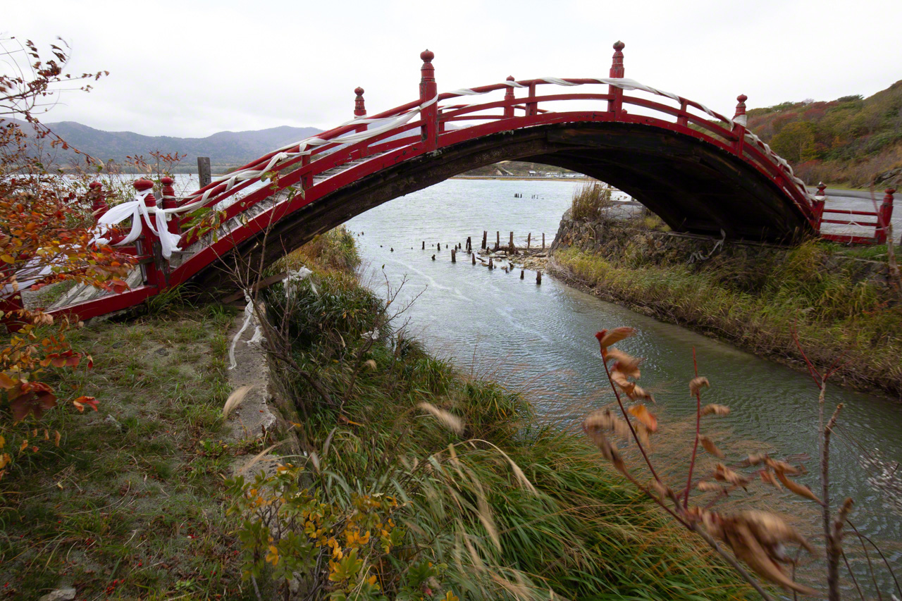 The brook running beneath the red bridge is called Sanzu no Kawa, the Buddhist equivalent of the River Styx. (© Ōnishi Naruaki)