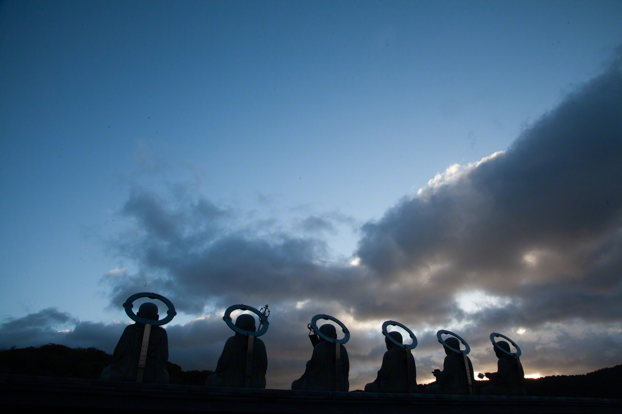 A view of the Six Jizō, corresponding to the six realms of existence into which souls are reborn in the Buddhist cycle of reincarnation. Jizō  is a bodhisattva dedicated to easing the suffering of all beings. (© Ōnishi Naruaki)