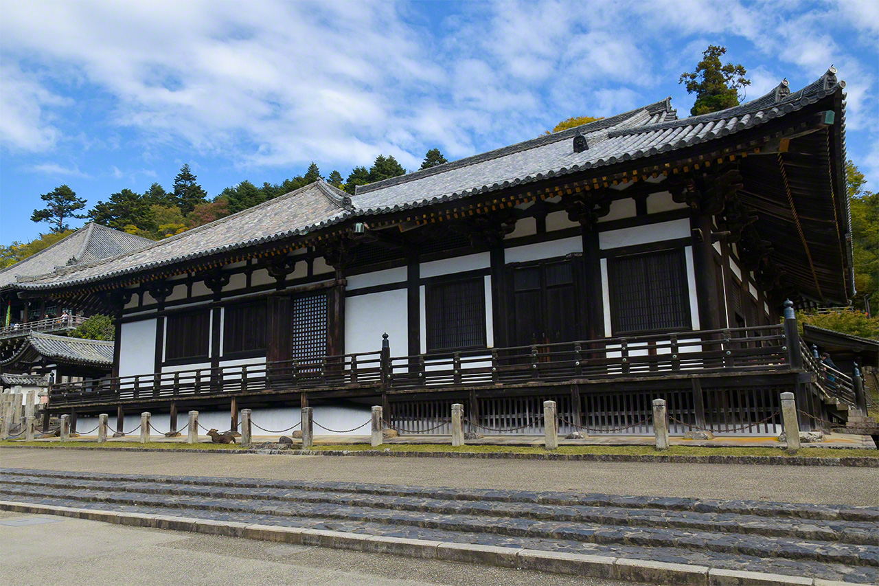 Today, the Hokkedō (Lotus Hall) enshrines 10 sculptures that have been designated as national treasures. The prayer hall on the right was added by Chōgen (1121–1206) during the Kamakura period (1185–1333). The building as it stands today thus combines elements from two different eras. (© Muda Tomohiro)