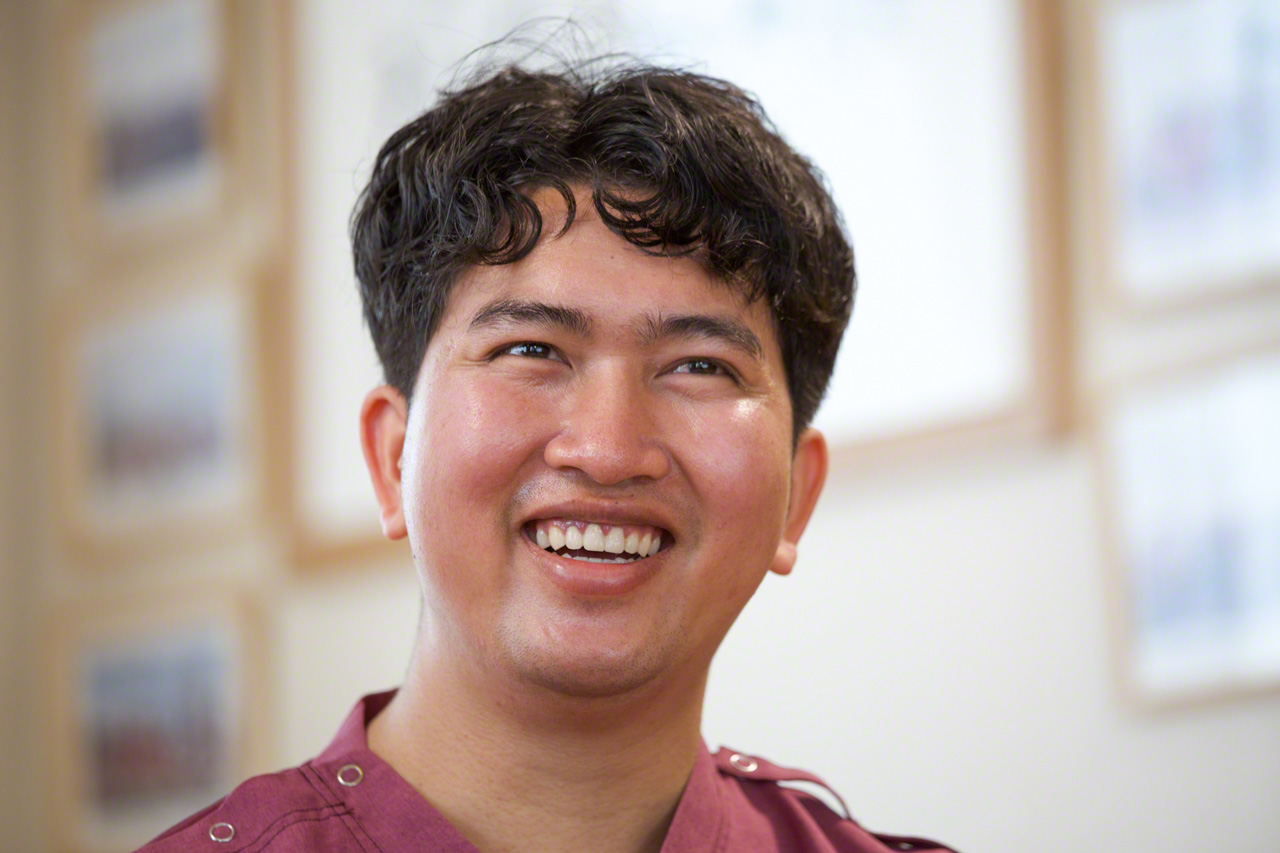 Sam recounts the reasons for choosing to work in Hokkaidō. (© Ōnishi Naruaki)