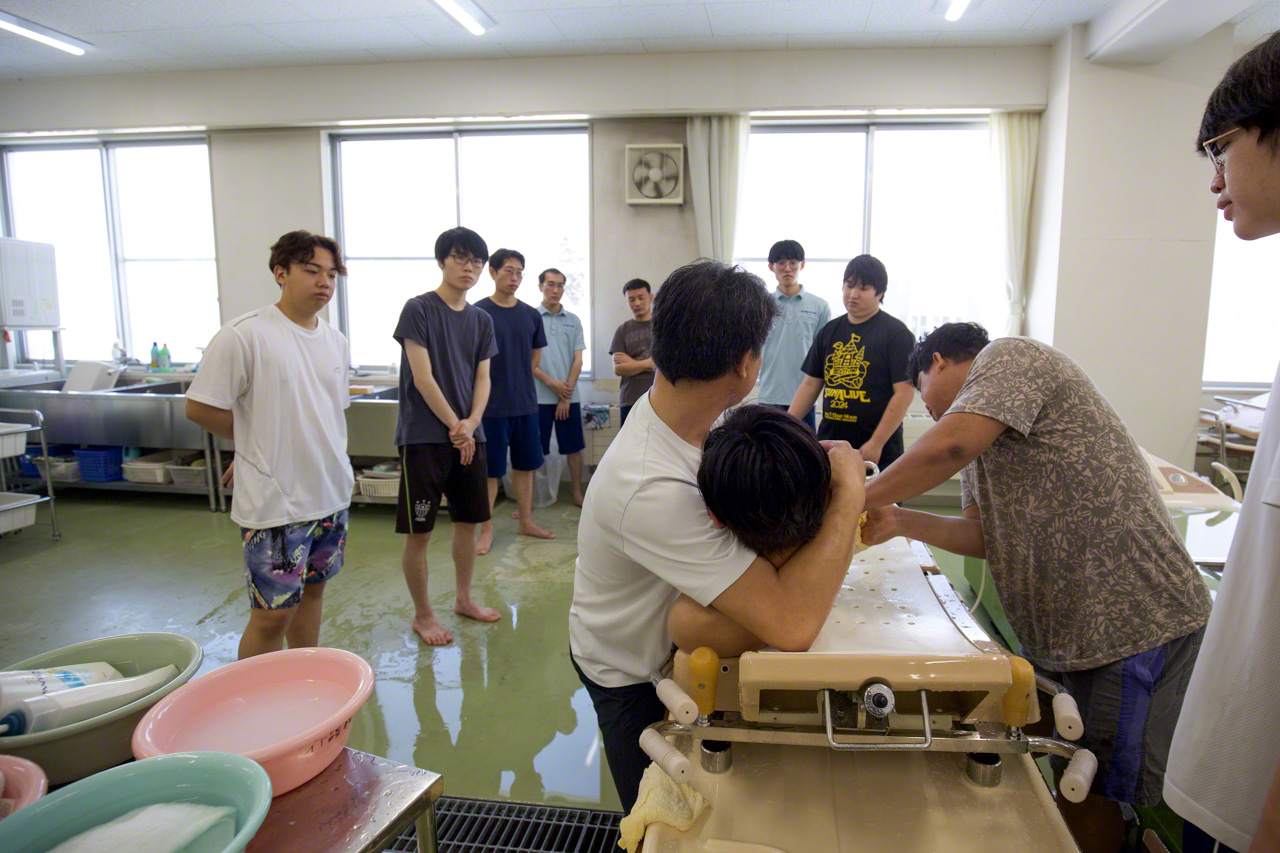 A class on providing bathing assistance. (© Ōnishi Naruaki)