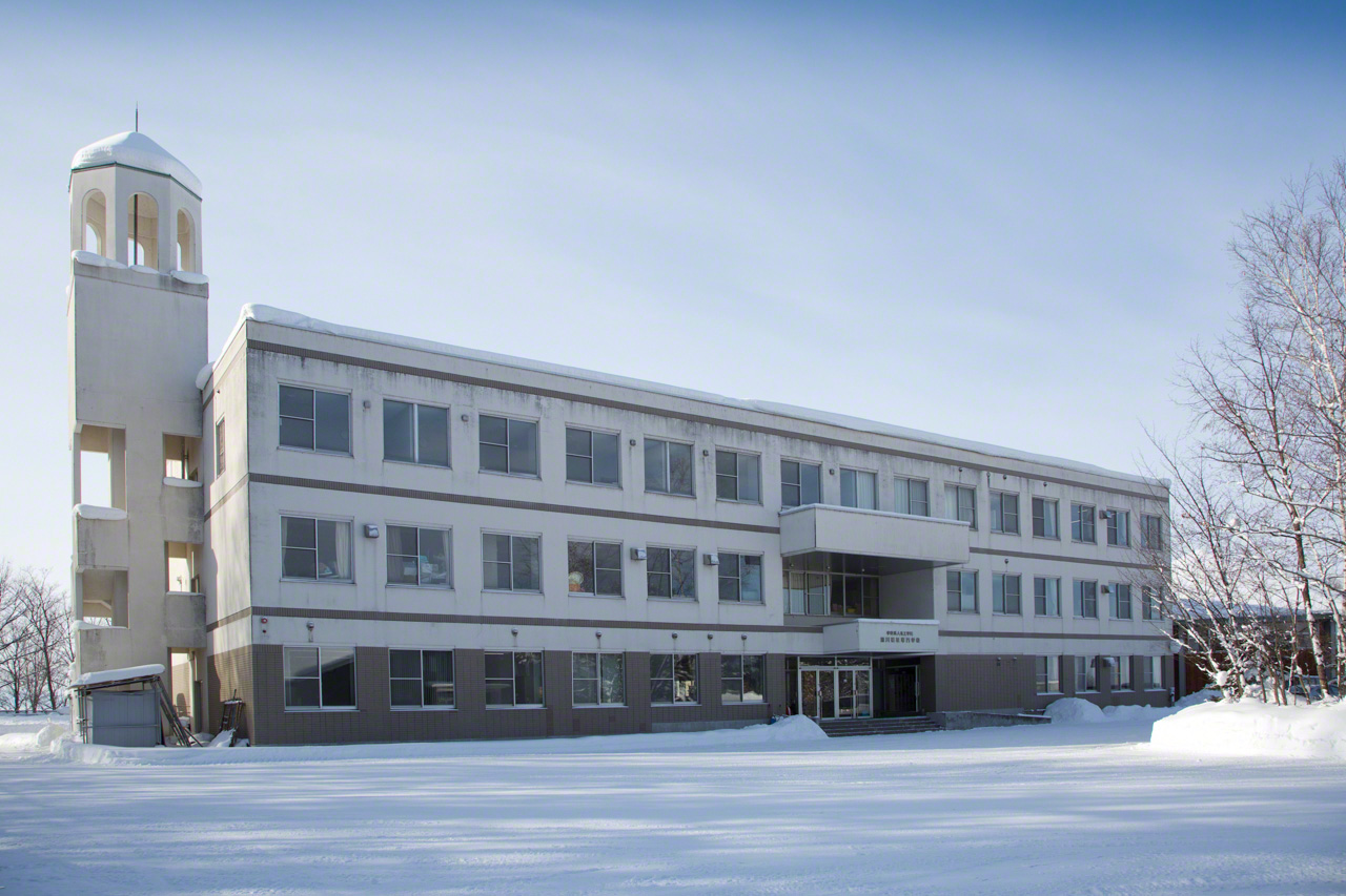 The Asahikawa Welfare Professional Training College’s main building, with its iconic white tower. (© Ōnishi Naruaki)