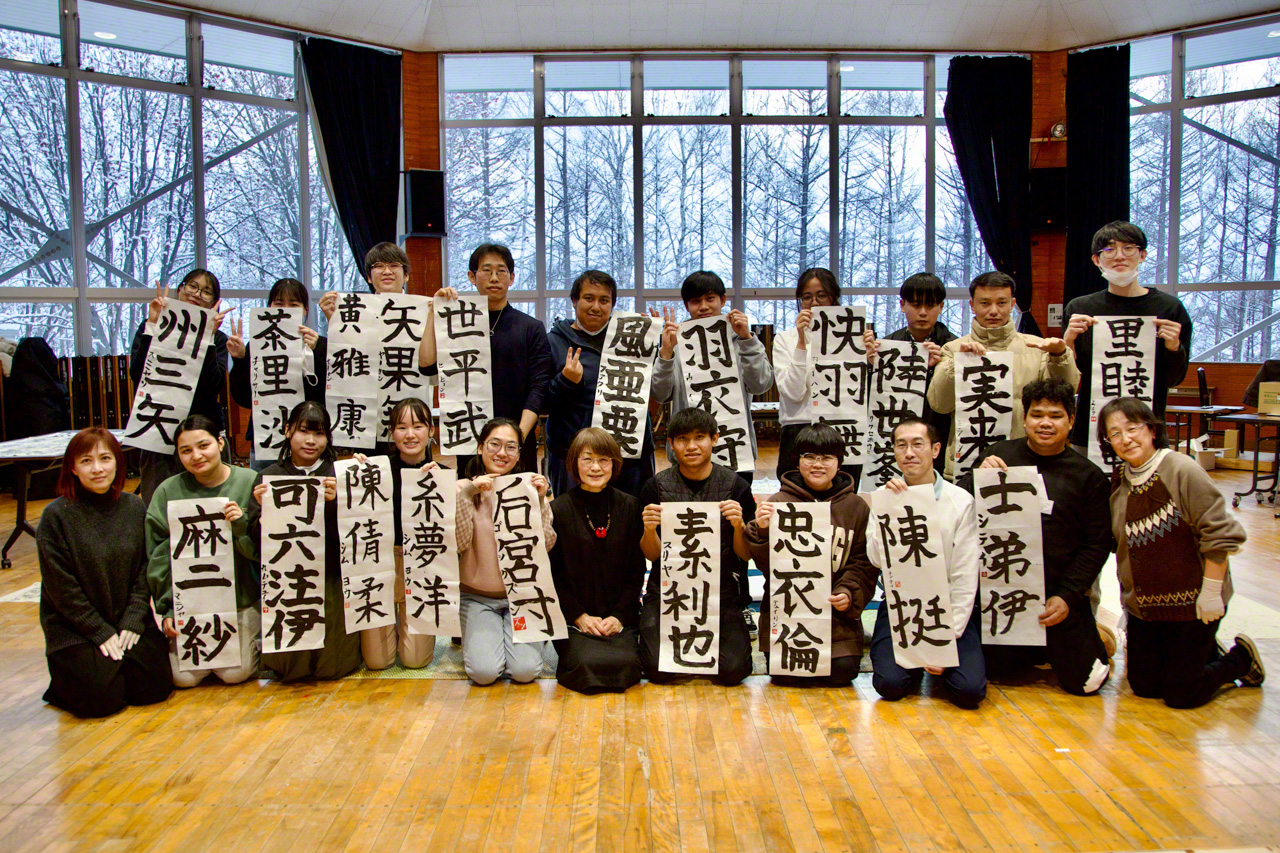 Students display their finished works. (© Ōnishi Naruaki)