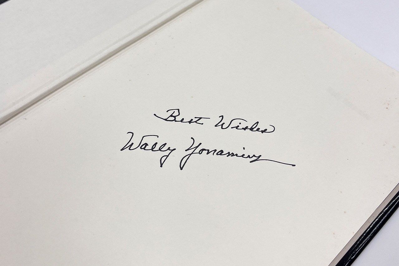 The reviewed copy of this book came complete with proof of Yonamine’s willingness to give autographs. (© Nippon.com)