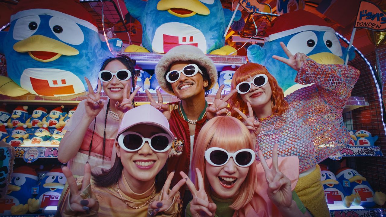 A scene from Don Quijote’s TV commercial, featuring Bruno Mars and dancers. (From a Don Quijote press release)