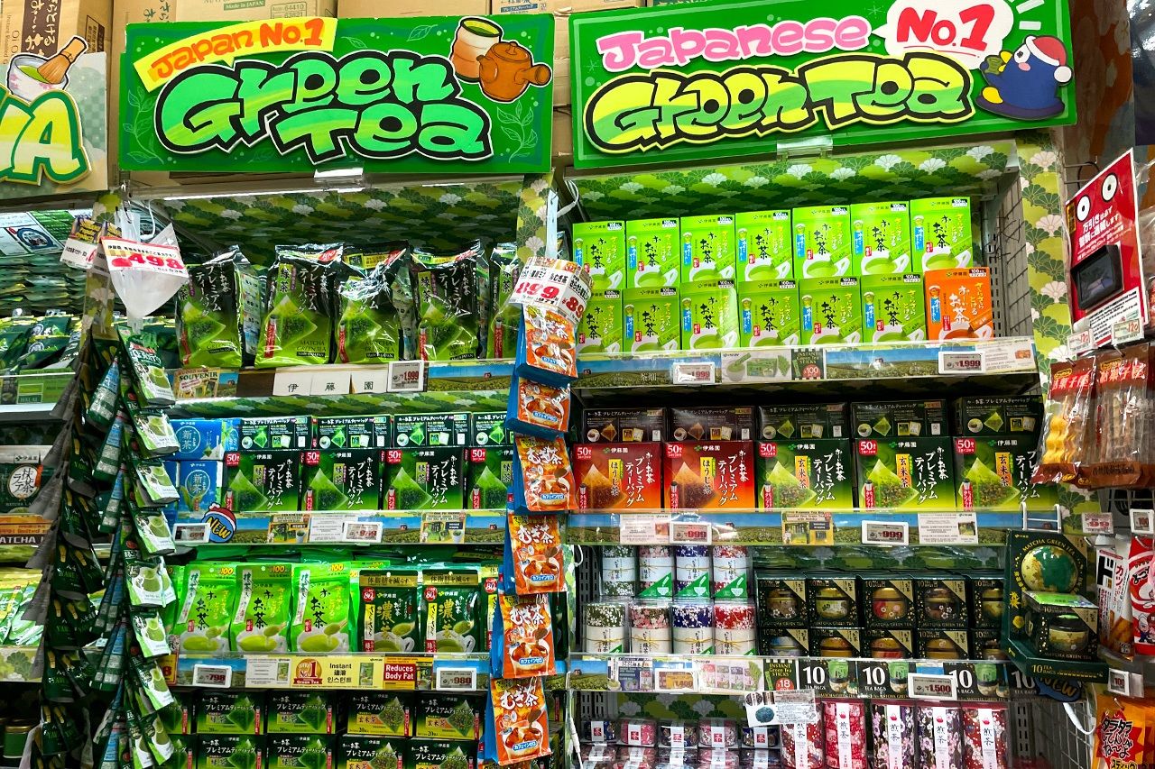 Japanese matcha and other green tea products come in a wide variety. Photo taken in Don Quijote Kabukichō on June 19, 2025. (© Tanigashira Kazuki)