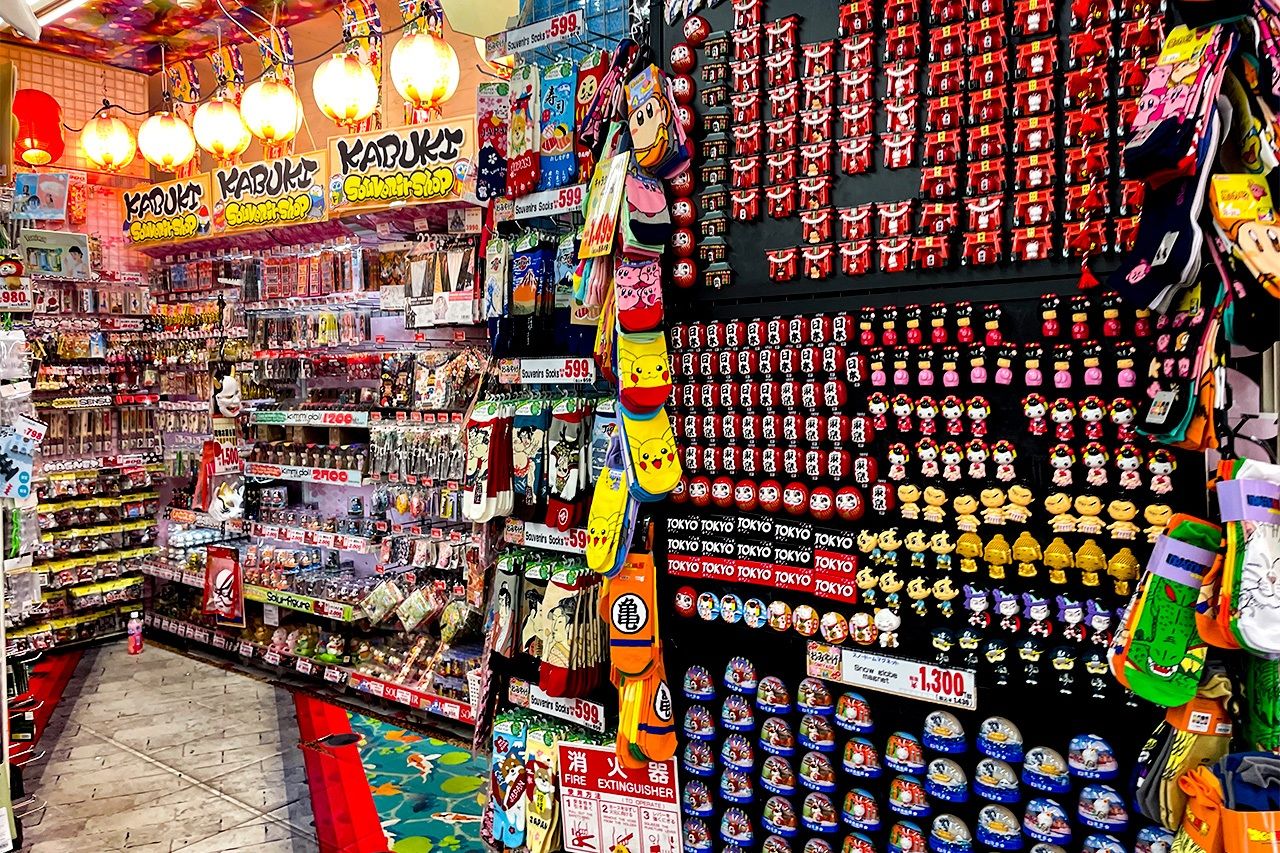 A section filled with distinctly Japanese souvenirs, including kabuki and anime-themed items. Photo taken in Don Quijote Kabukichō on June 19, 2025. (© Tanigashira Kazuki)