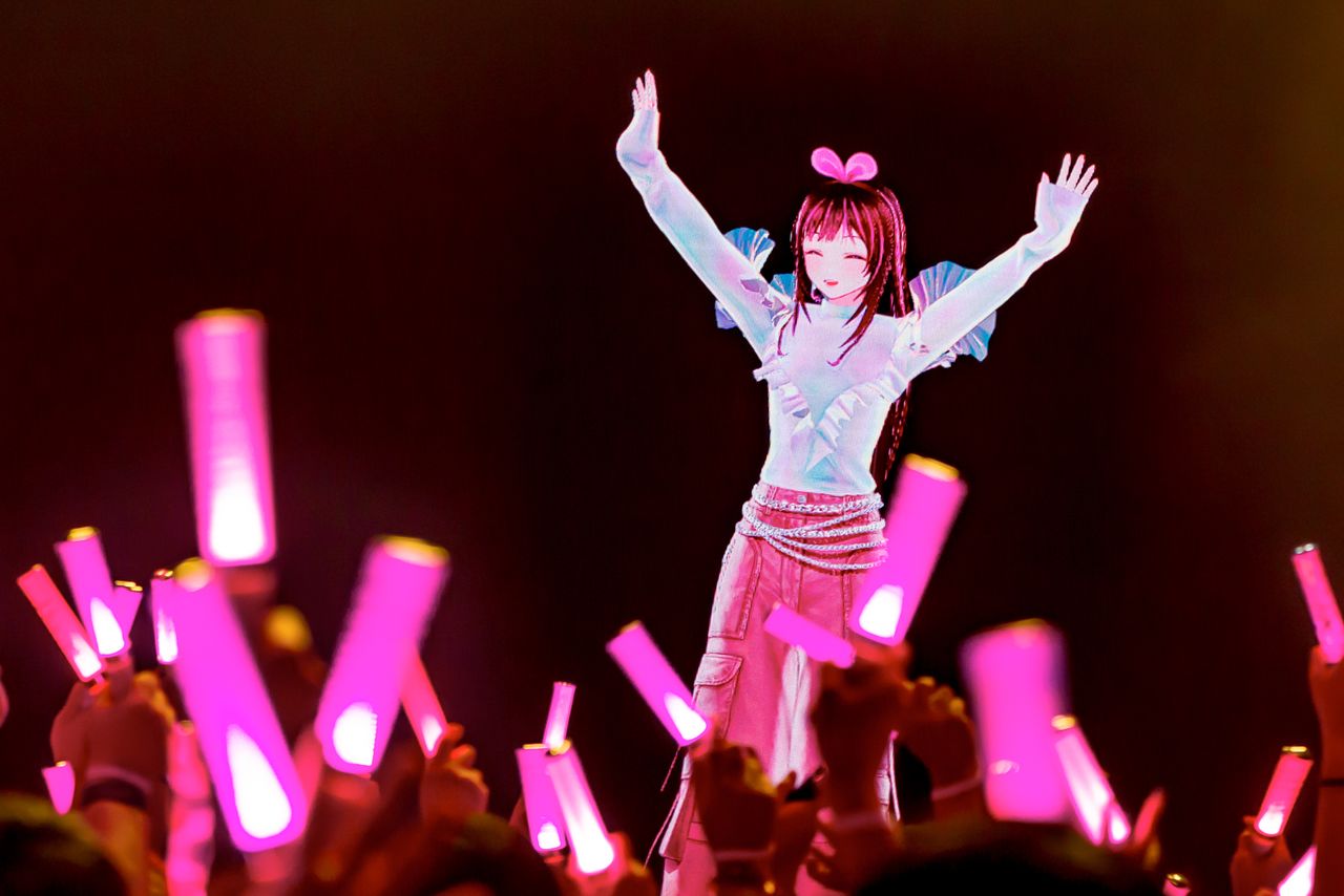 KizunaAI’s comeback concert in Shinjuku, Tokyo. Using the latest technology, her image appears as a lifelike, three-dimensional character onstage. (Courtesy KizunaAI/PR Times)