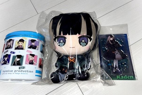 Hololive merch purchased at the Tokyo Station shop, including a plush toy and acrylic stand of the character Jūfūtei Raden. (© Okamoto Takeshi)