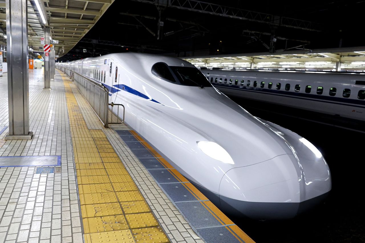 The Tōkaidō Lumière Express will make an extended stop during late-night hours. The name uses the French word for “light” to evoke the morning sun and the beginning of a new day. It also brings to mind the Hikari Shinkansen service, another bearer of a “light” name, which has been in operation since the launch of the Shinkansen in 1964. (Courtesy JR Central)