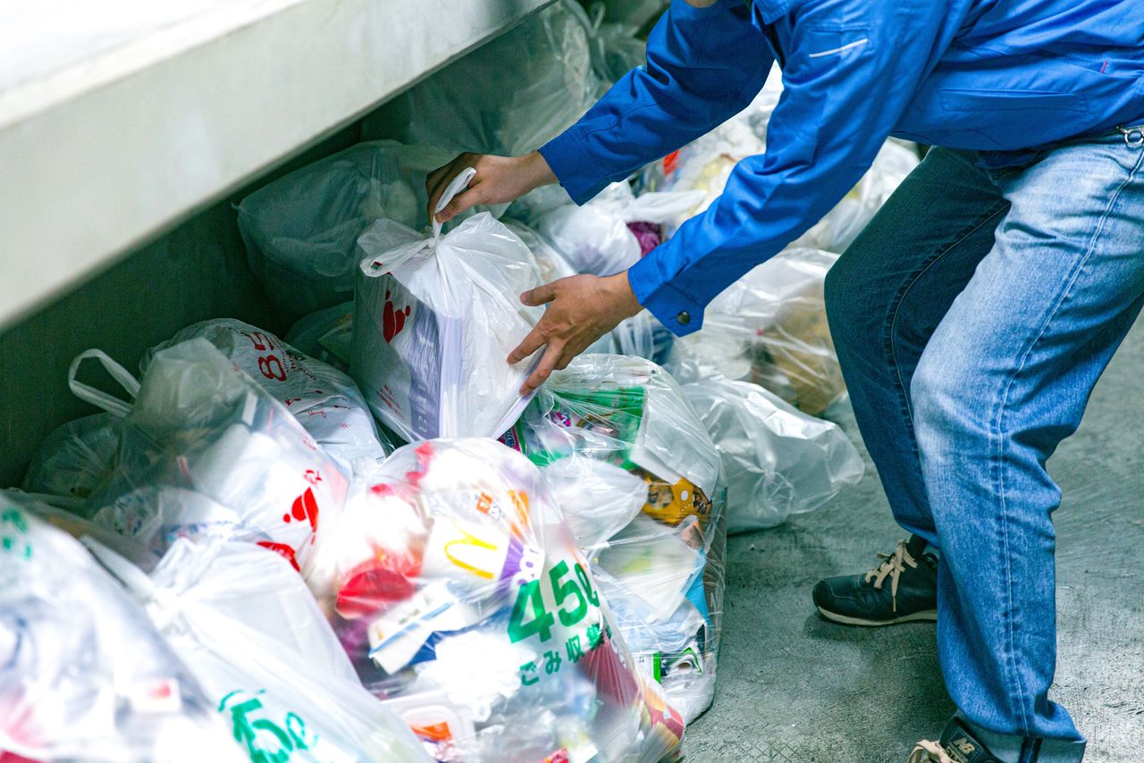 Local residents and apartment building managers are usually responsible for cleaning garbage collection points. (© Pixta)