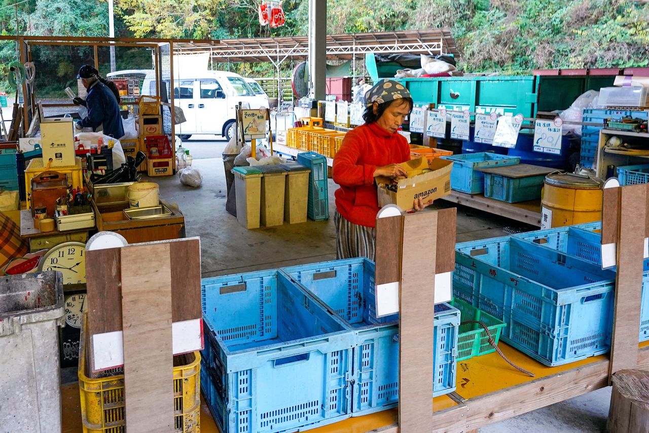 The waste collection station of Kamikatsu, a town that has declared itself “zero waste.” (© Jiji)
