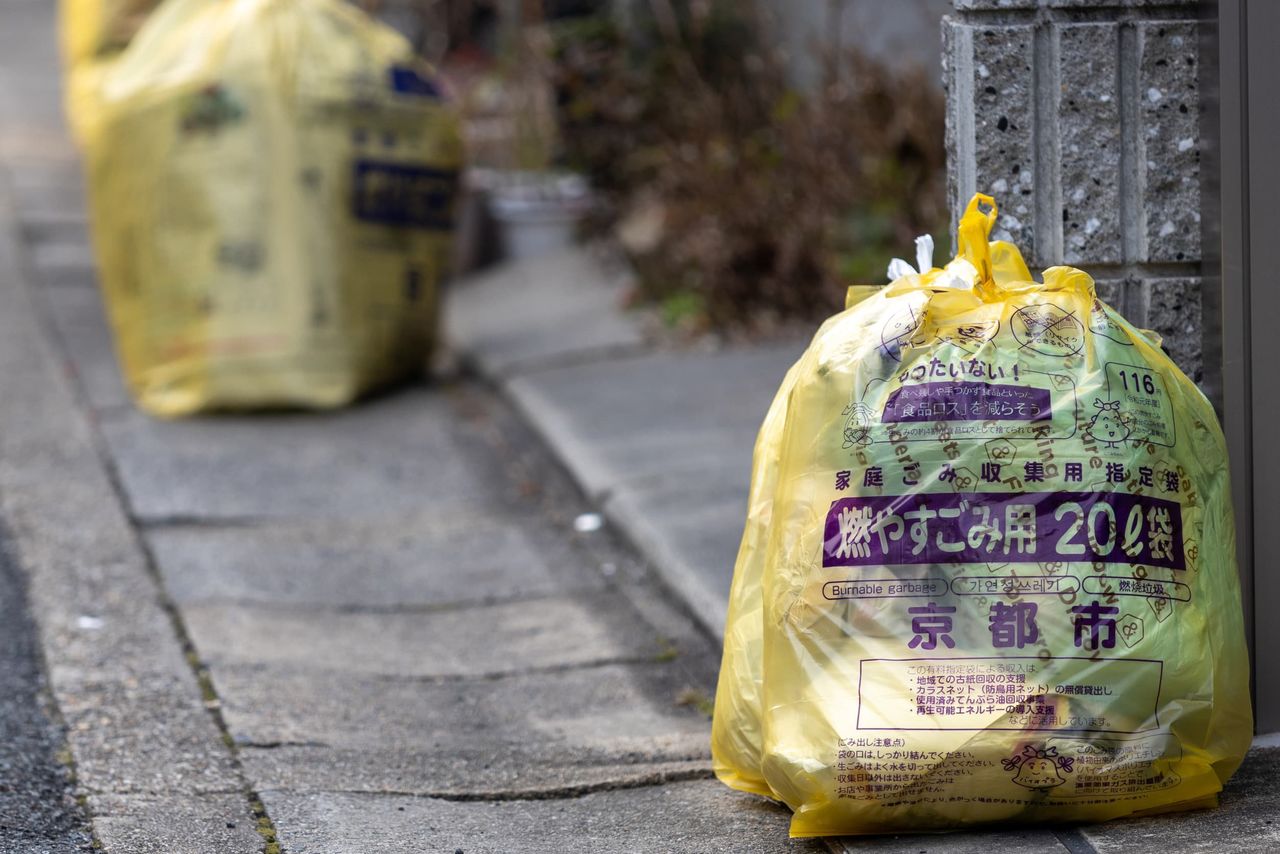Household waste put out in paid garbage bags in Kyoto. (© Pixta)