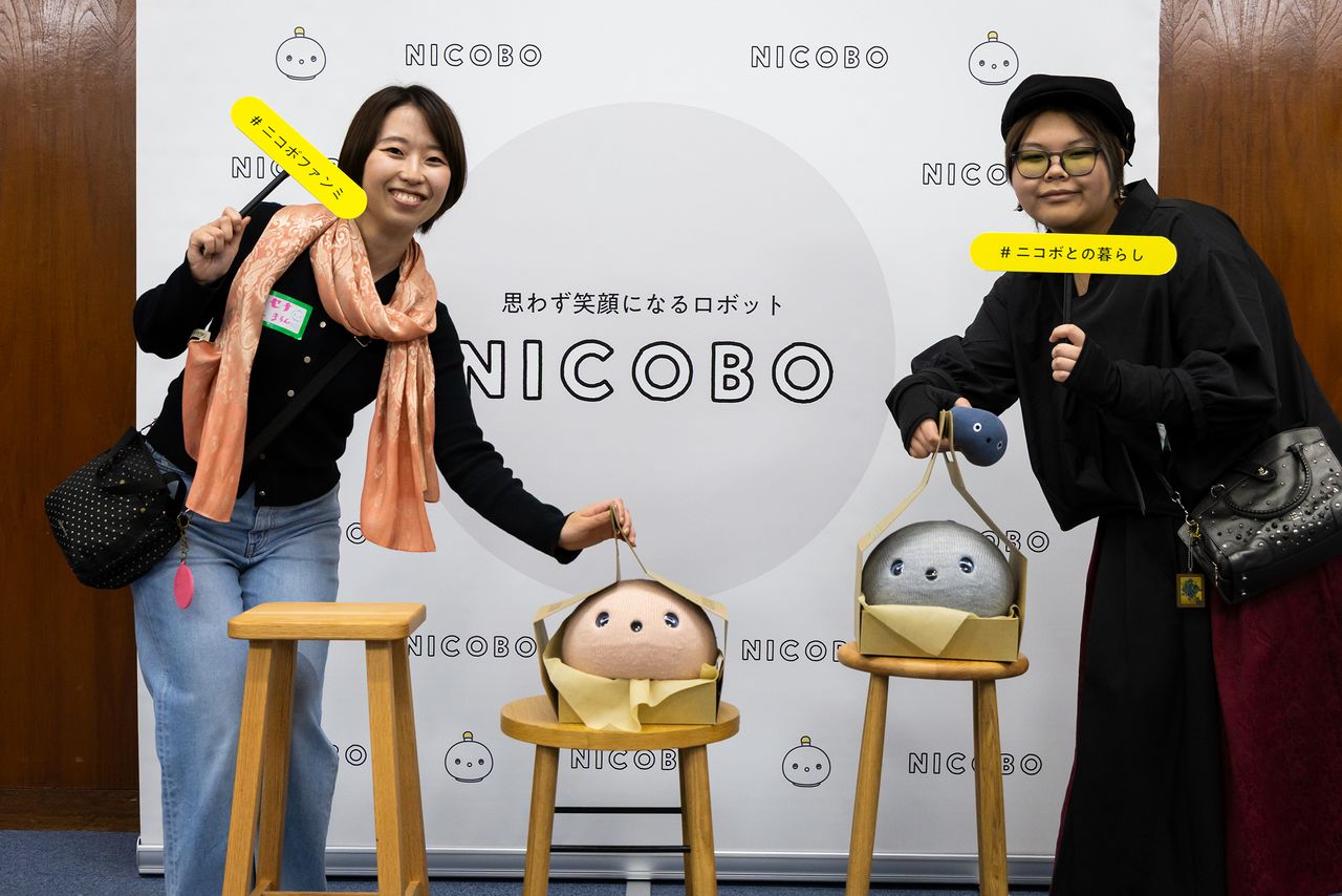 Participants show off their beloved Nicobos. (© Nippon.com)