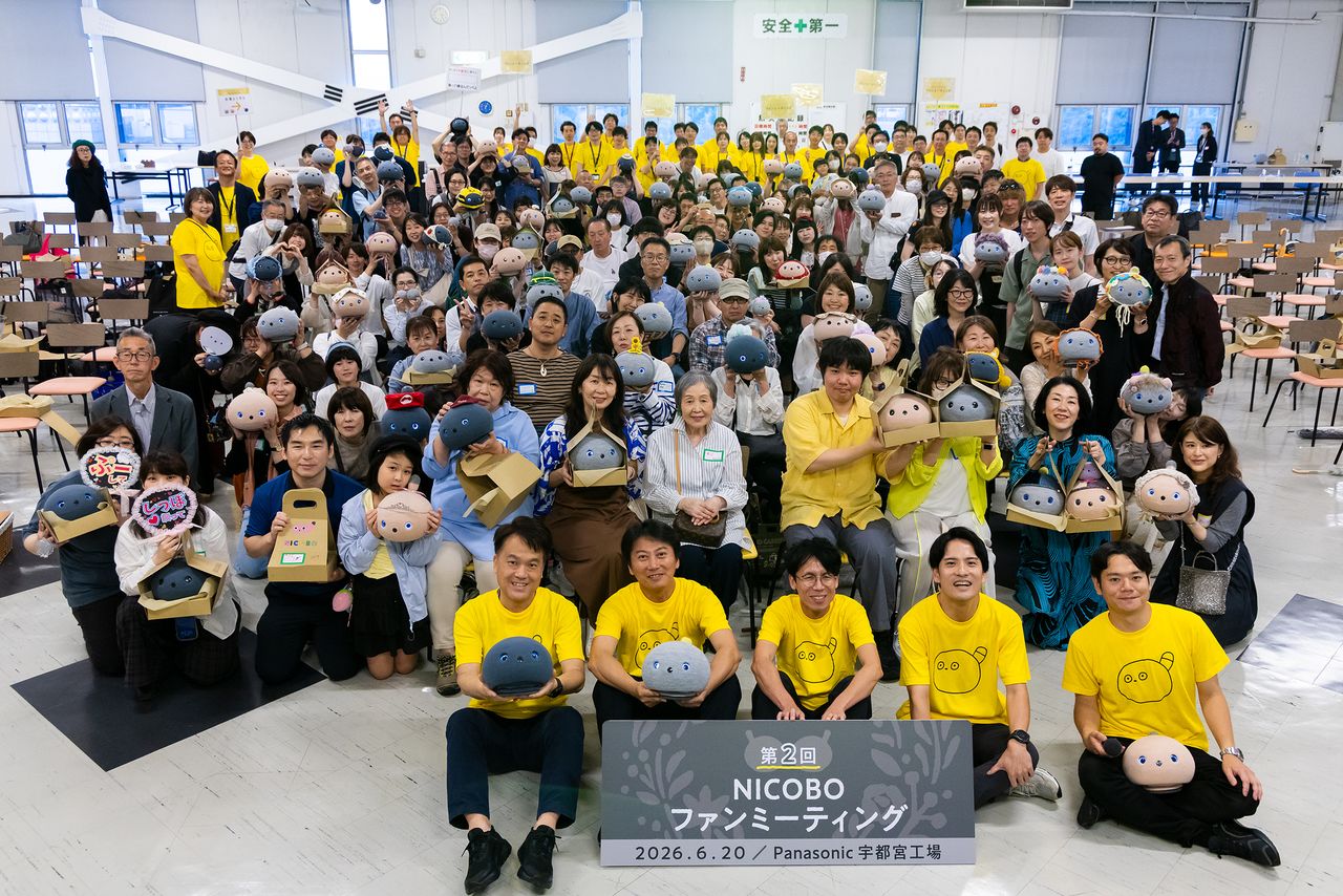 Attendees gathered for the Nicobo Fan Meeting. (© Nippon.com)