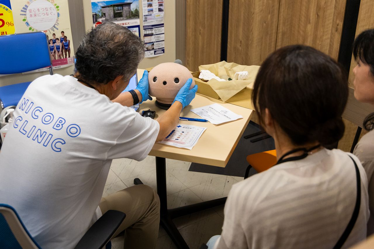 At the fan meeting, the company offered a Nicobo Clinic to uncover any “health issues” before they lead to a malfunction. (© Nippon.com)