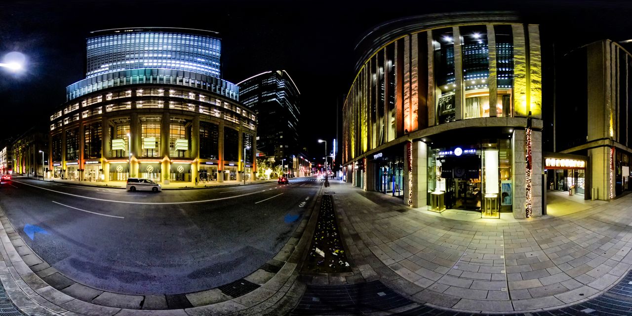 Nihonbashi in Chūō is one of Tokyo’s preeminent business and shopping districts, but the area sees much less foot traffic after nightfall. This makes the area a hidden gem as many landmark structures are illuminated, giving the streets a warm glow. (© Somese Naoto)