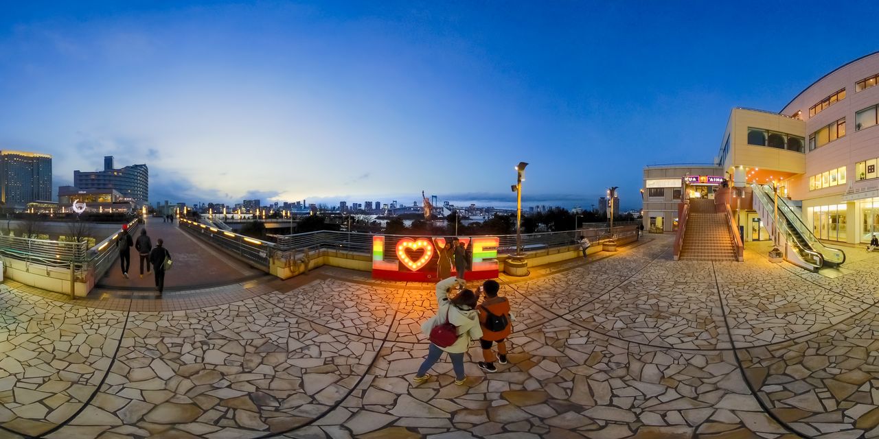 The panorama from the one-seventh-size replica Statue of Liberty in Minato’s Odaiba encompasses the Rainbow Bridge and a collection of high-rises. Viewed from the observation deck at the statue’s feet, the sparkling city stretches endlessly before visitors’ eyes. (© Somese Naoto)