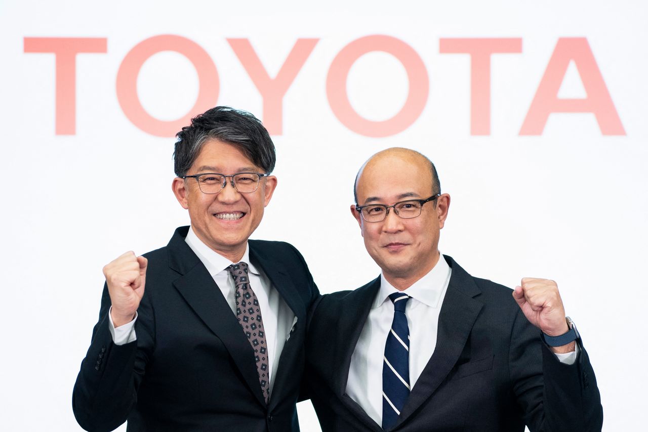Satō Kōji of Toyota (left) with Kon Kenta, his successor as president. (© Jiji)