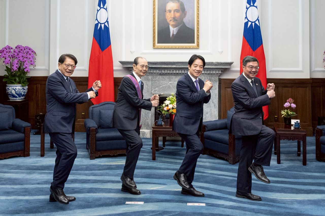 Oh Sadaharu (second from left), President Lai Ching-te (center right), and others pose in Oh’s trademark one-legged stance. (Courtesy Taiwan Presidential Office; © Jiji)