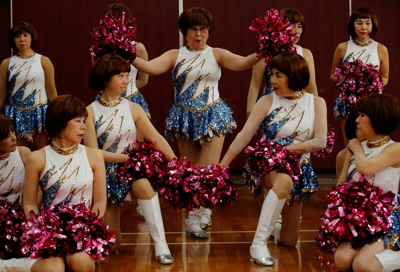 Ik denk dat ik ziek ben Boos worden Plons Try anything': Japan's silver-haired cheer-dancing squad | Nippon.com