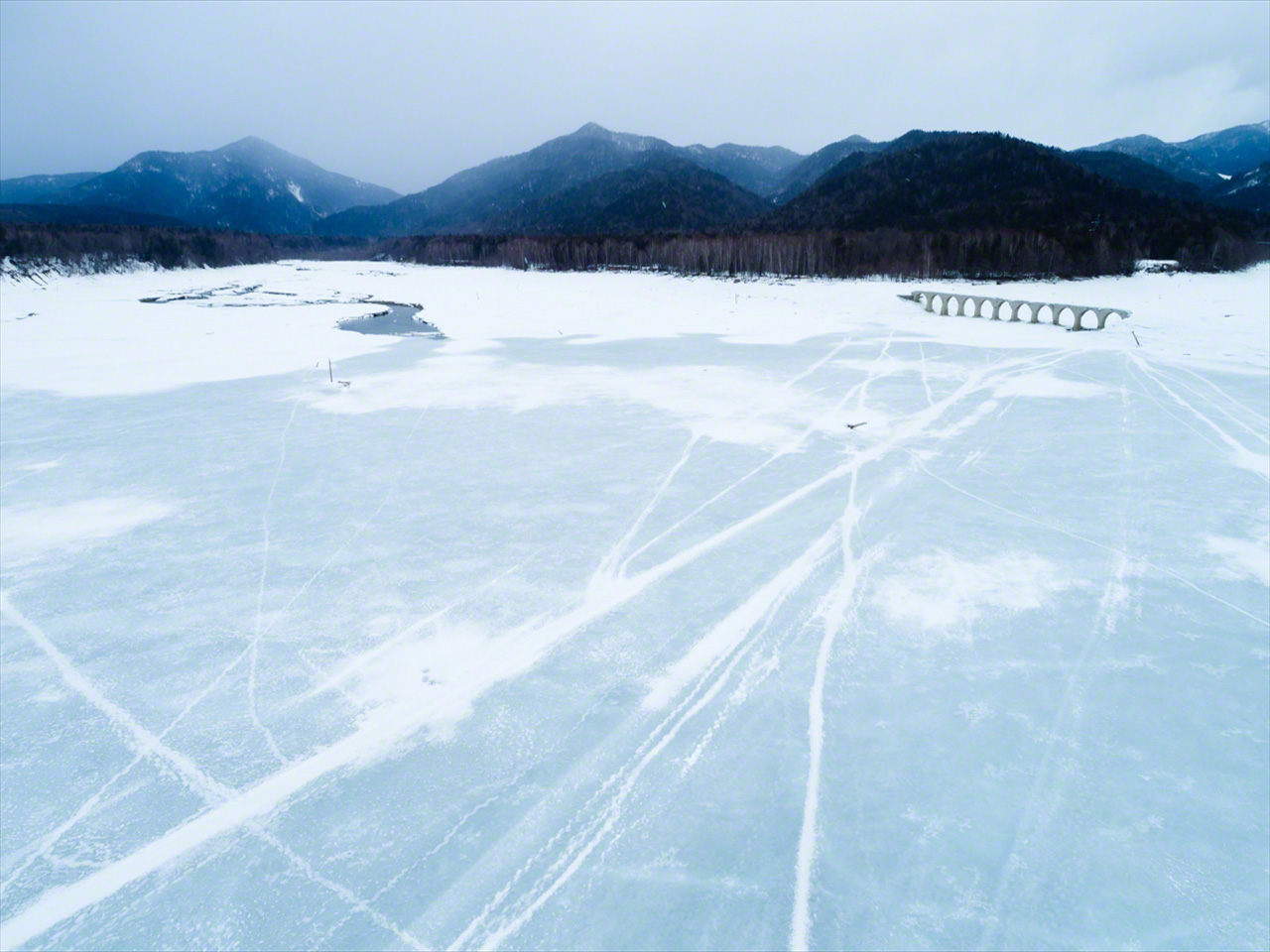 En marzo, cuando el hielo se vuelve inestable, se prohíbe el acceso al lago, por lo que la zona queda prácticamente desierta.