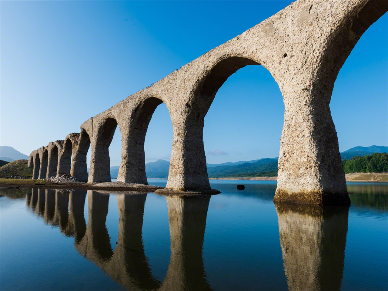 Julio. El puente en arco se refleja perfectamente en la superficie del lago los días sin viento, por lo que también recibe el nombre de “puente de las gafas”.