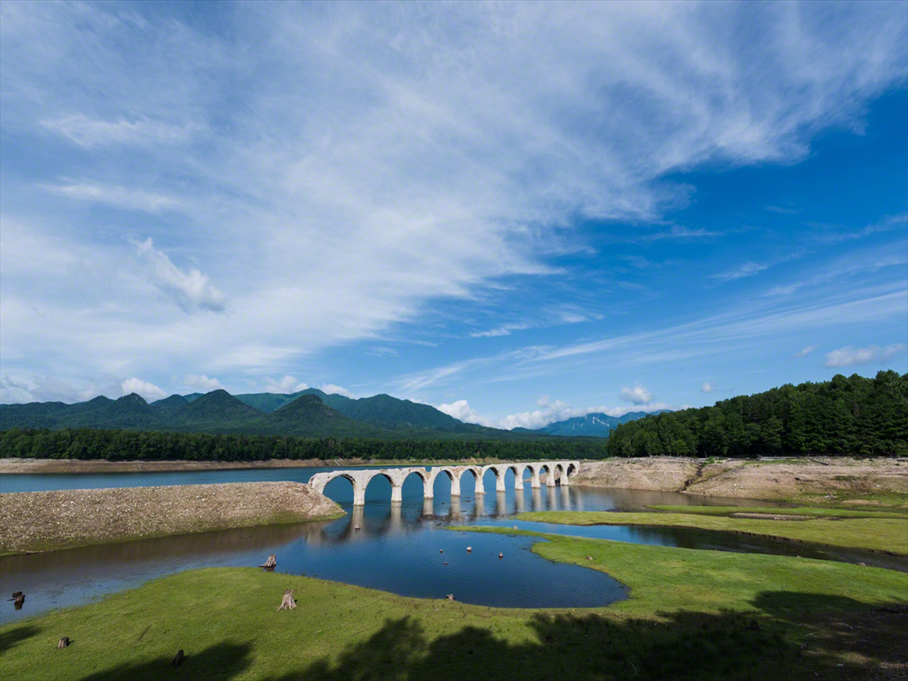 Julio. El puente se integra con el entorno, bajo el cielo de verano que cubre Hokkaidō.