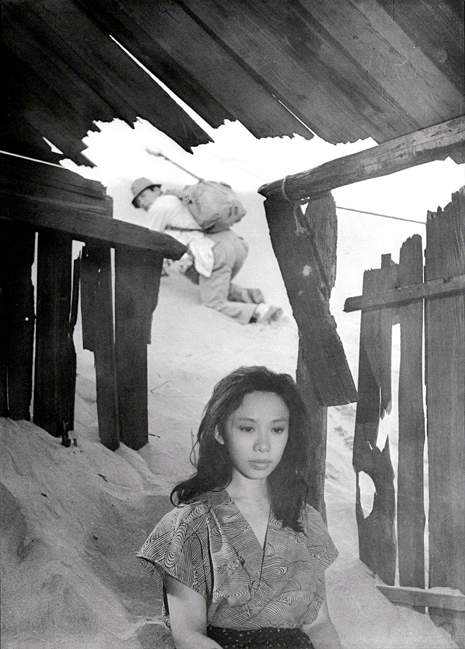 Fotograma de la película Suna no onna (La mujer de la arena), protagonizada por la actriz Kishida Kyōko. (Fotografía cortesía de Sōgetsukai)