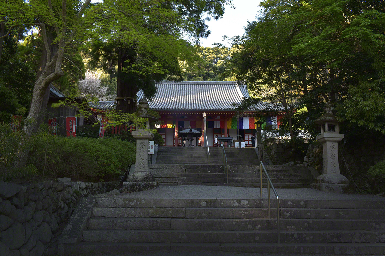 Edificio central del templo de Kanshinji (tesoro nacional). Cada año, los días 17 y 18 de abril se abre al público la capilleta que contiene el Nyoirin Kannon.