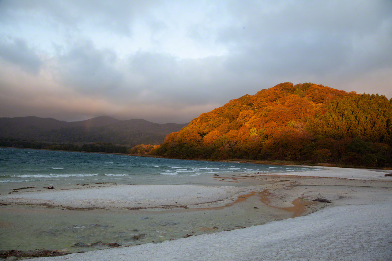 El lago Usori y la playa de Gokuraku-hama brillan bajo la luz del sol.